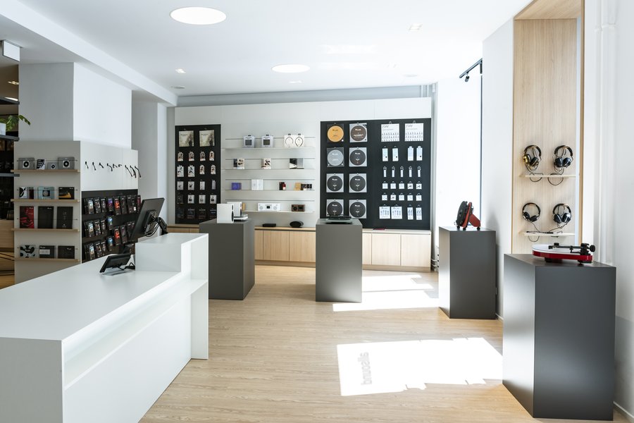 Schauraum des österreichischen HiFi-Herstellers Pro-Ject Audio Systems mit ausgestellten Soundsystemen