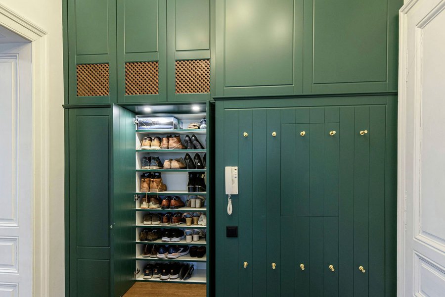 © Wolfgang Stecher/grapple.at ein Vorzimmer mit einm geöffneten Schuhkasten und einer Garderobe in grün und gold