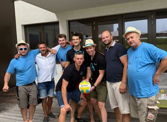 Mitarbeiter der Tischlerei vor dem Volleyballspielen Sommerfest 2025