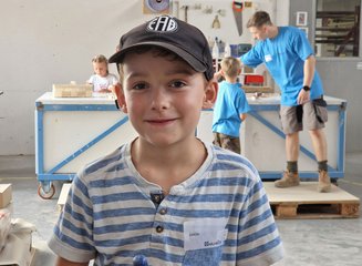 Kind in der Werkstatt einer Tischlerei Ferienspass in deiner Traditionstischlerei