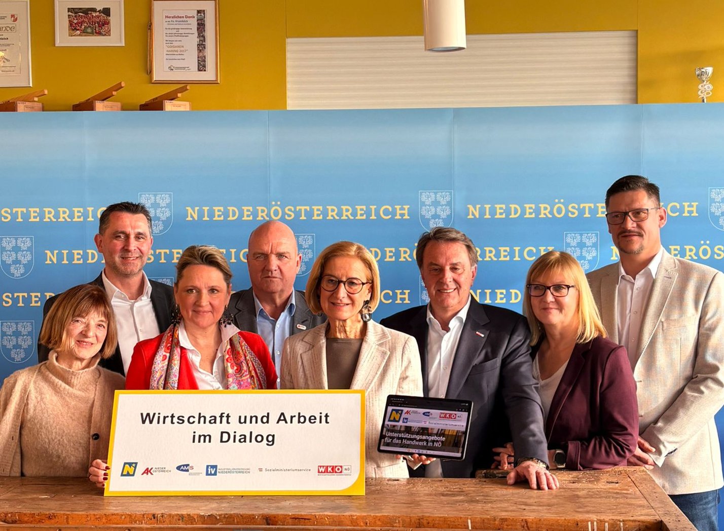 Personen aus Wirtschaft und Politik bei einem Gruppenfoto