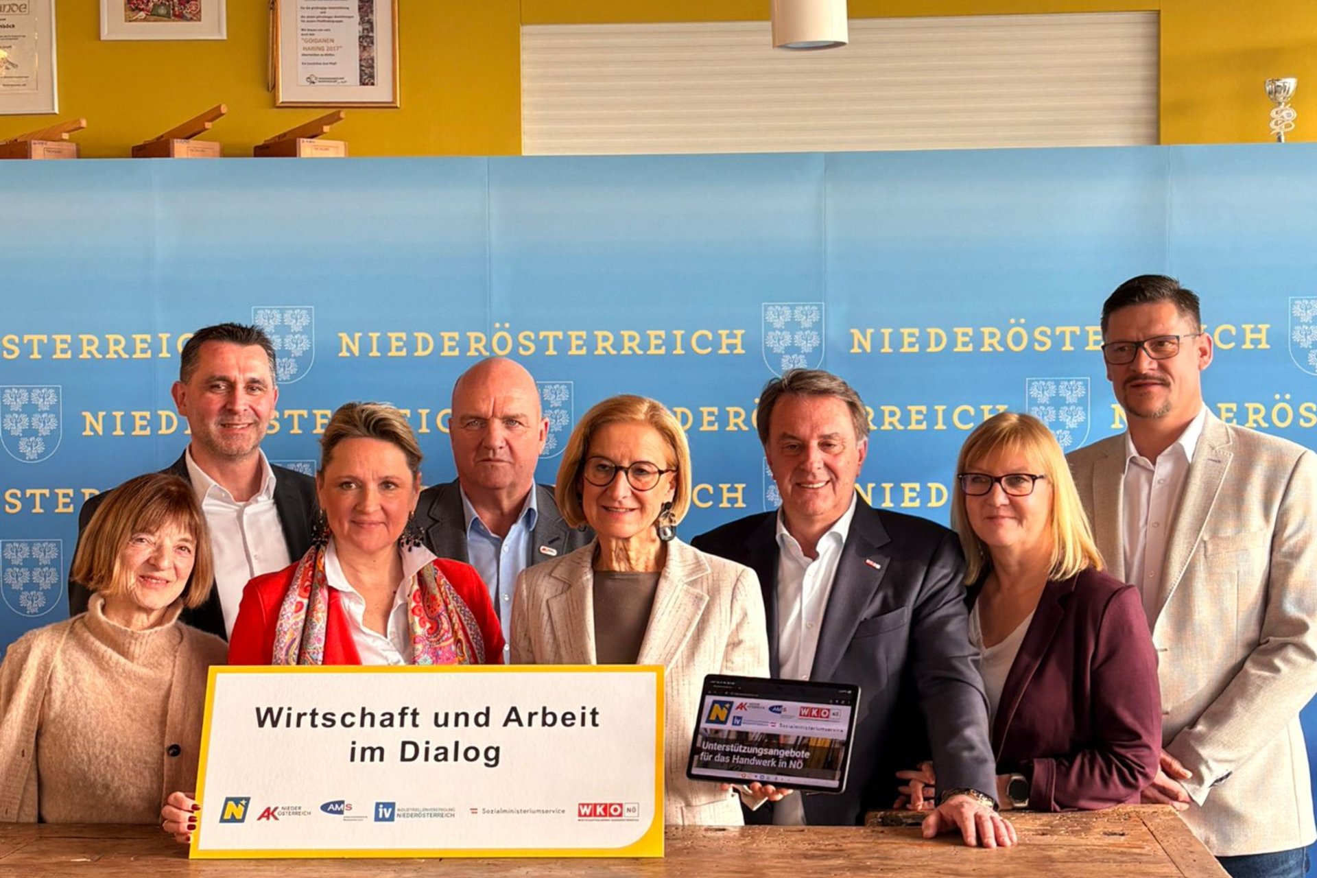 Personen aus Wirtschaft und Politik bei einem Gruppenfoto