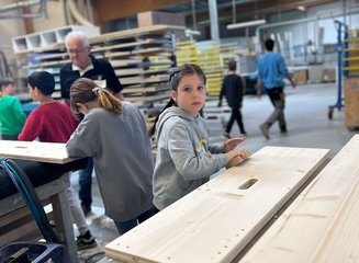Kind beim Arbeiten mit Holz Handwerklicher Besuch der Volksschule Hafnerbach