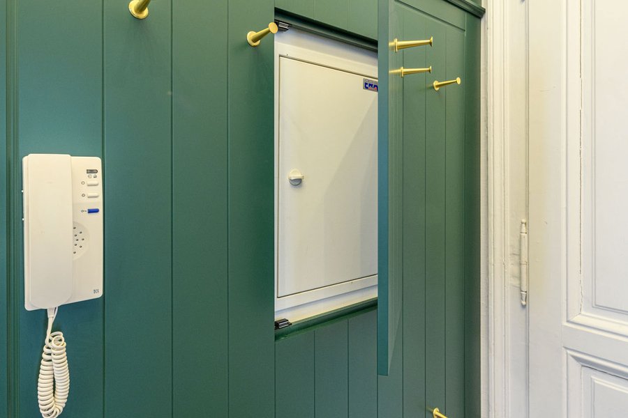 © Wolfgang Stecher/grapple.at Garderobe in einem Vorzimmer mit geöffnetem Zählerkasten-Verbau