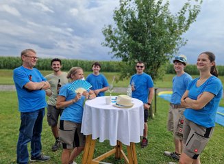 Mitarbeiter:innen der Tischlerei Krumböck bei ausgelassenen Gesprächen Sommerfest 2025