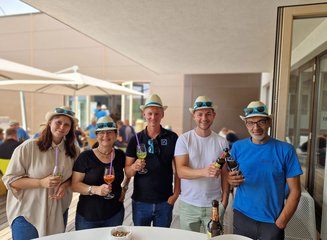 Mitarbeiter:innen der Tischlerei Krumböck beim Feiern auf der Terrasse Sommerfest 2025