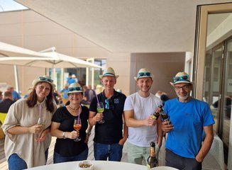 Mitarbeiter:innen der Tischlerei Krumböck beim Feiern auf der Terrasse Sommerfest 2025