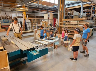 Kinder arbeiten in der Tischlerei Ferienspass in deiner Traditionstischlerei