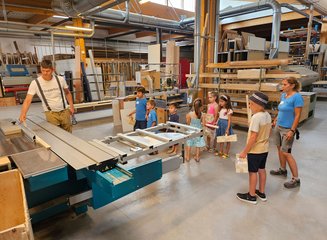 Kinder arbeiten in der Tischlerei Ferienspass in deiner Traditionstischlerei