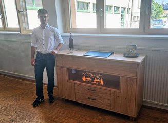 Lehrling mit seinem Werkstück bei der Lehrabschlussprüfung Unsere Lehrlinge? Einfach ausgezeichnet.