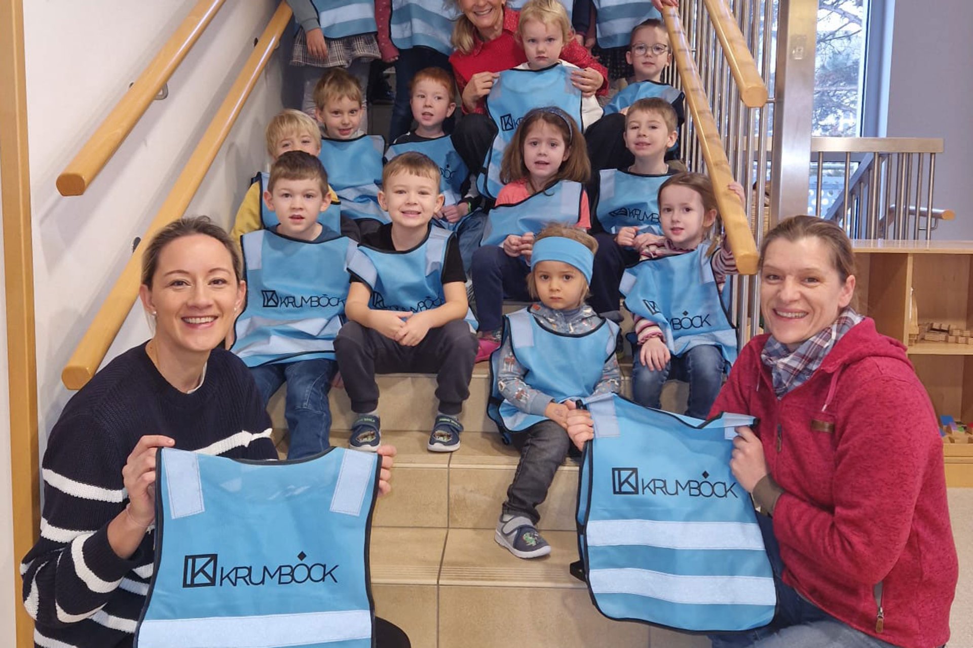 Sicherheitswesten werden an den Kindergarten Gerersdorf gespendet, Kinder und Pädagogen freuen sich
