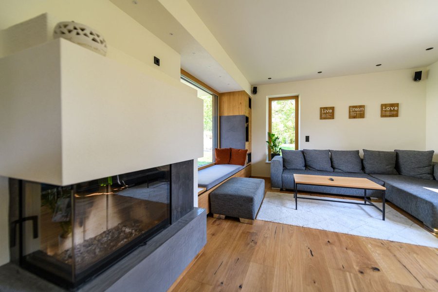 Wohnzimmer mit Couch und Ofen