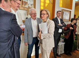 Vier Personen in einem persönlichen Gespräch "Wirtschaft und Arbeit im Dialog" zu Gast