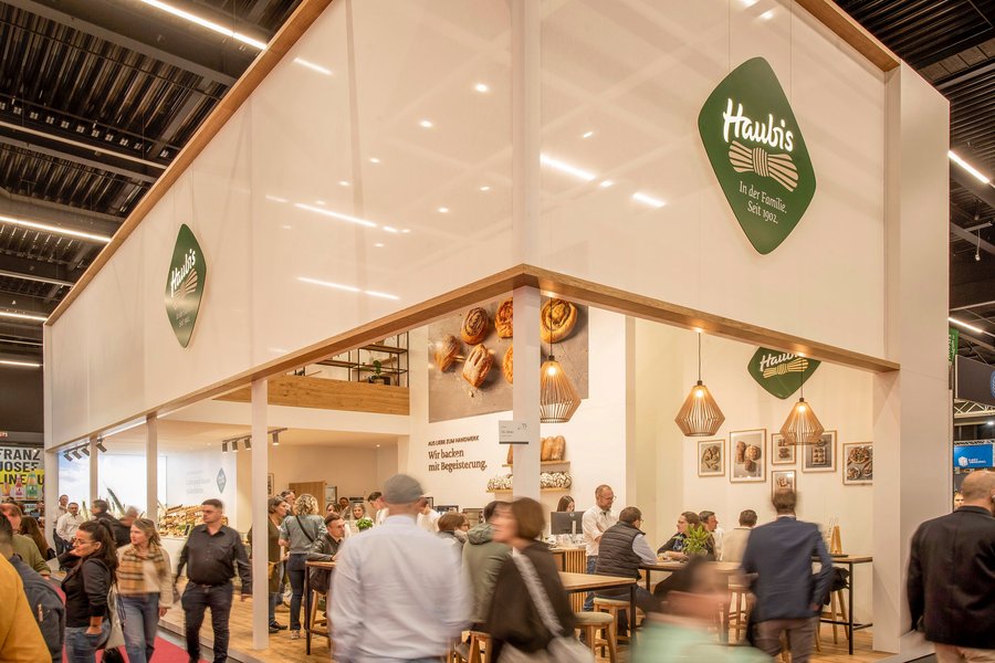 © Stefan Knittl Offener Messestand mit vorbeilaufenden Besucher:innen