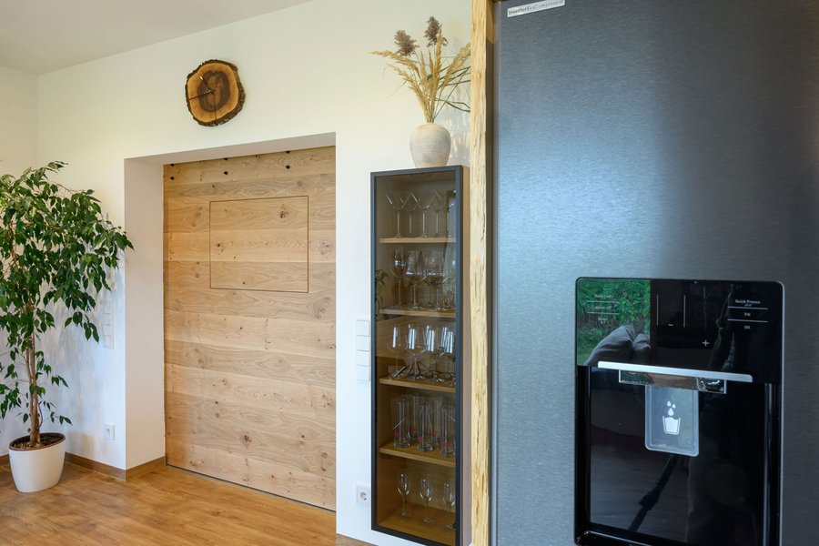 © Wolfgang Stecher/grapple.at Holzschiebetüre und Wandregal mit Glasfront