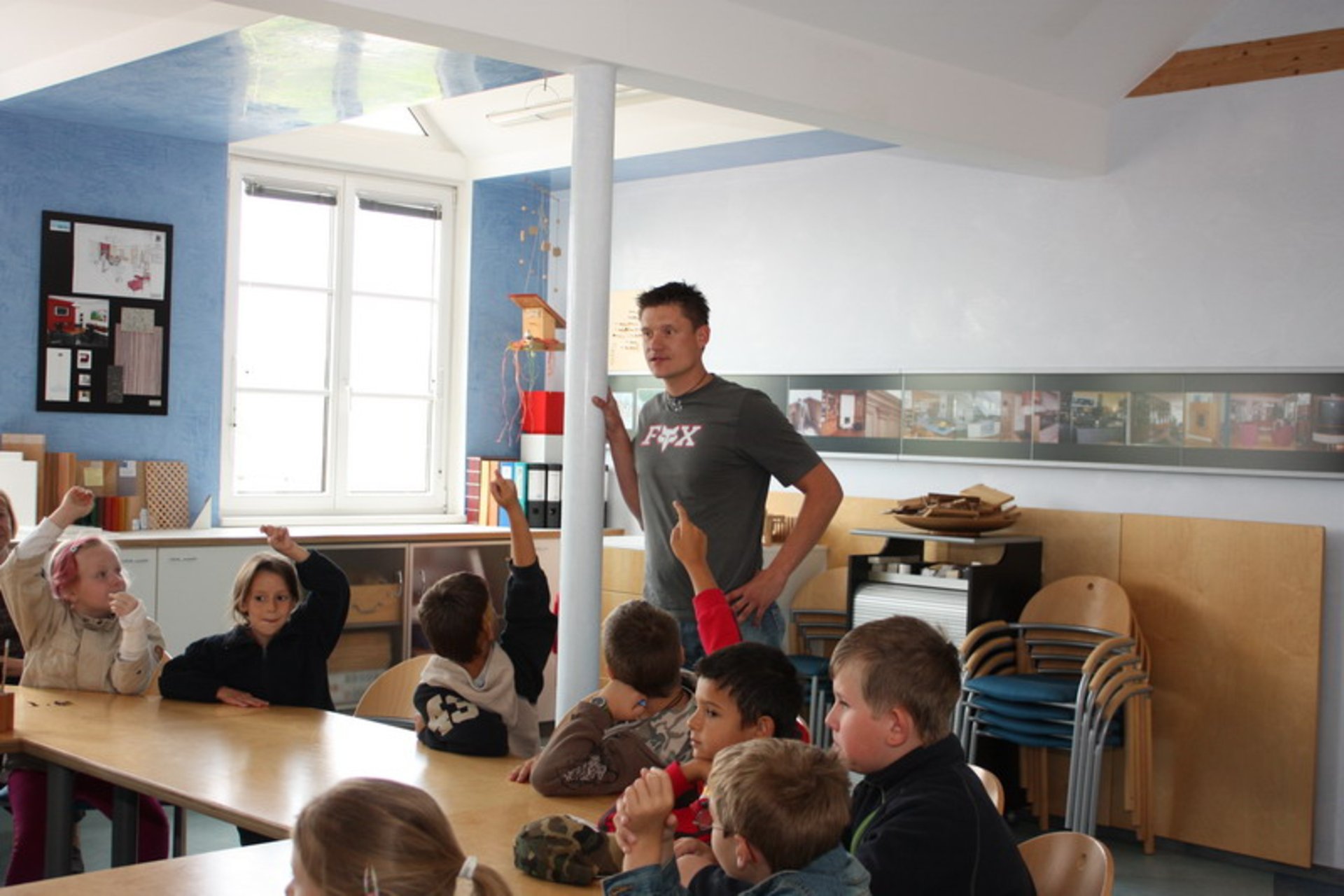 Volksschule Markersdorf zu Besuch in der Tischlerei Krumböck