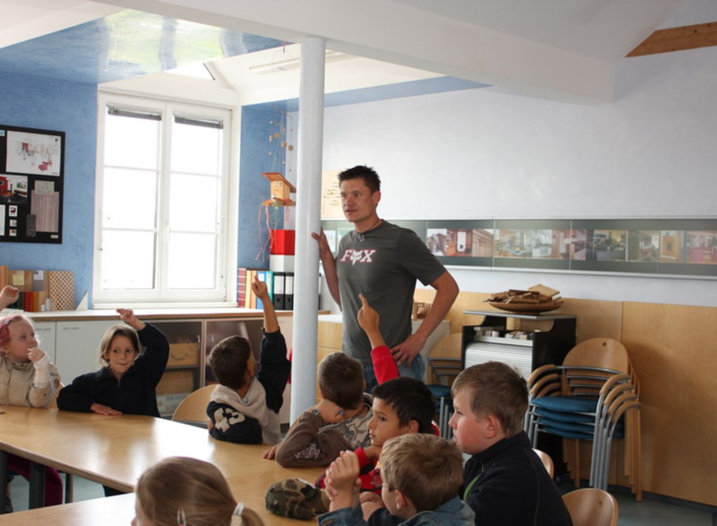 Volksschule Markersdorf zu Besuch in der Tischlerei Krumböck