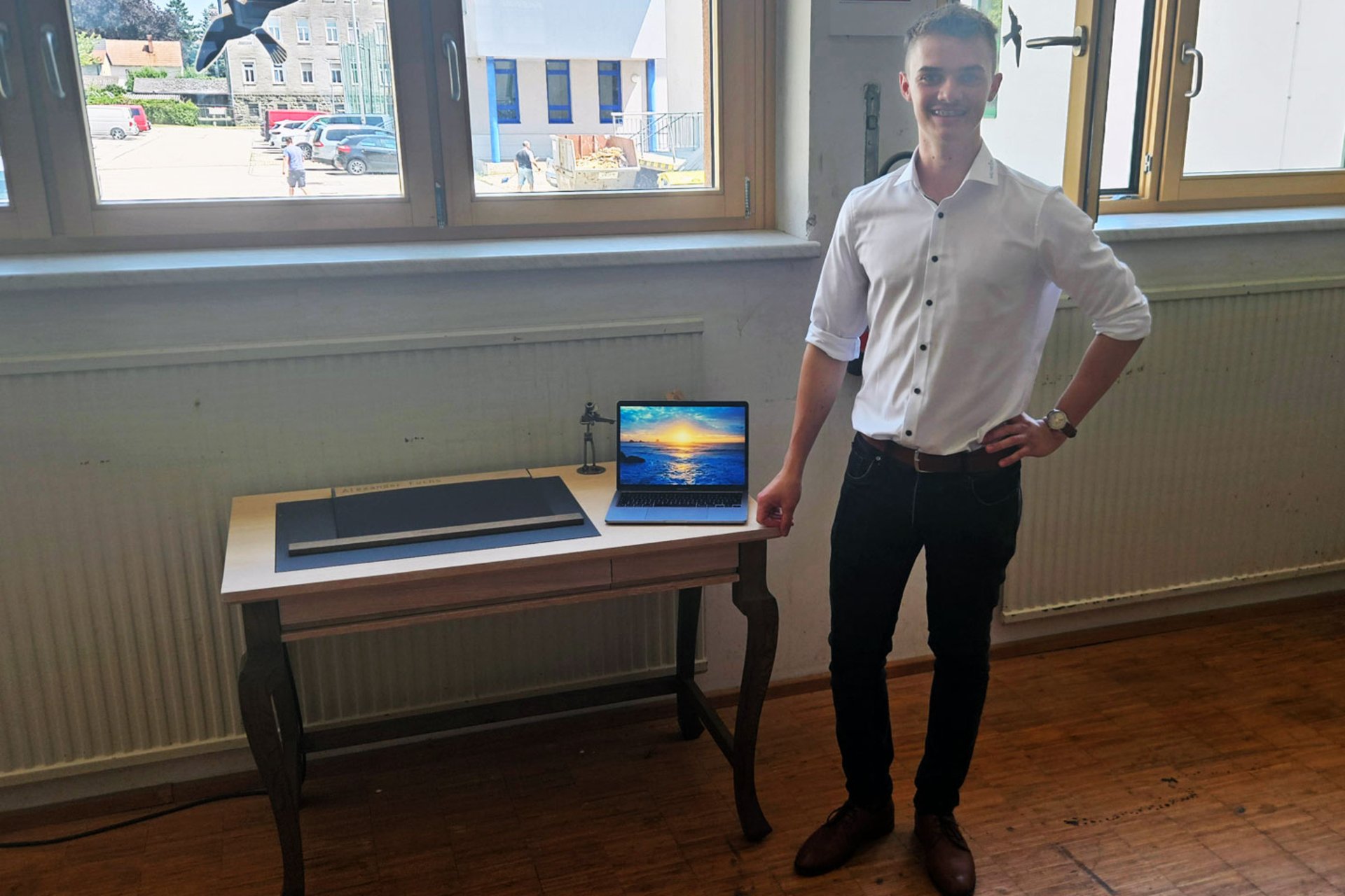 Lehrling mit seinem Werkstück bei der Lehrabschlussprüfung