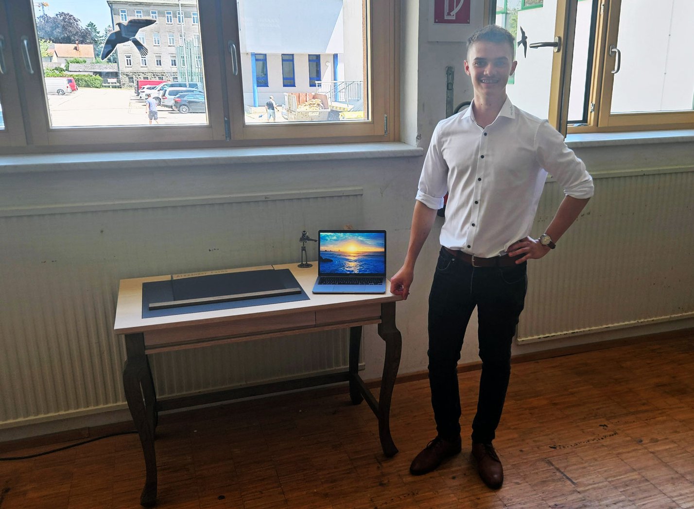 Lehrling mit seinem Werkstück bei der Lehrabschlussprüfung