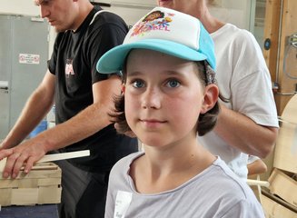 Kind in der Werkstatt einer Tischlerei Ferienspass in deiner Traditionstischlerei