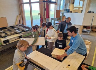 Kinder beim Arbeiten mit Holz Handwerklicher Besuch der Volksschule Hafnerbach