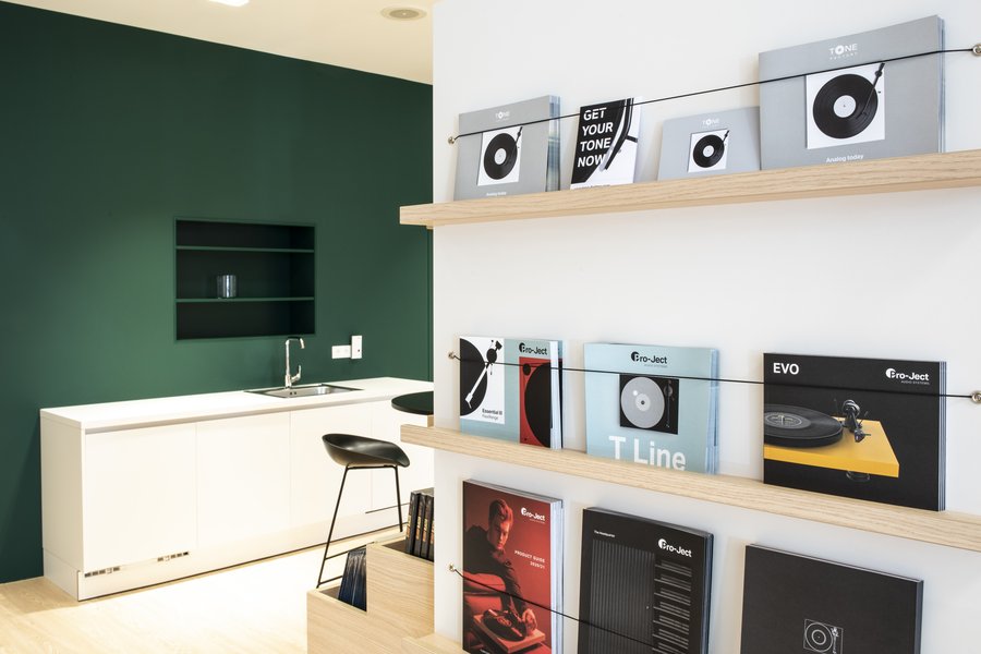 Schauraum des österreichischen HiFi-Herstellers Pro-Ject Audio Systems mit ausgestellten Soundsystemen