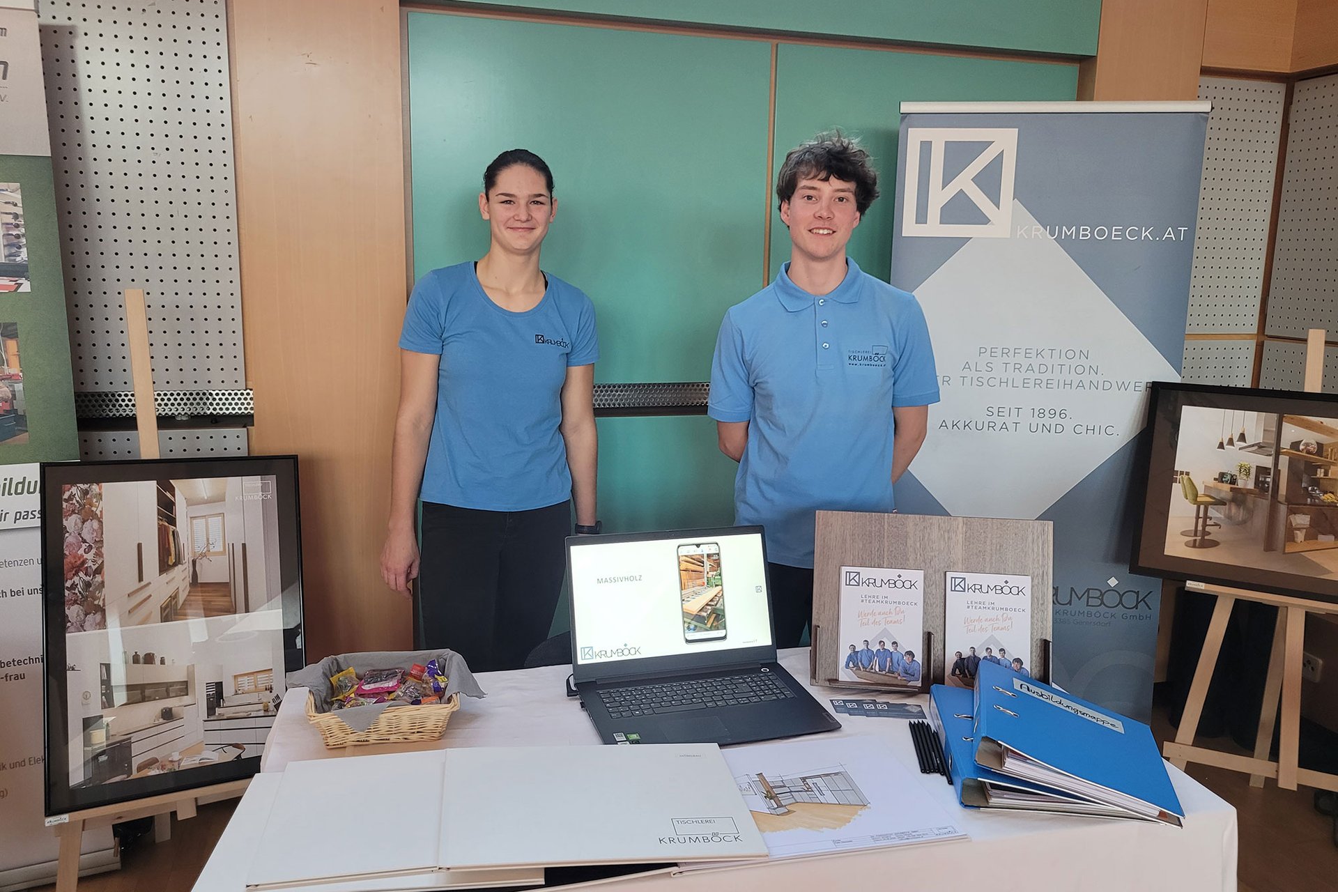 Mitarbeiter:innen der Tischlerei Krumböck am Stand beim Markttag der Lehre in St. Pölten