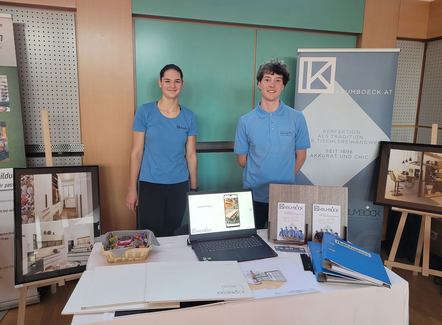 Mitarbeiter:innen der Tischlerei Krumböck am Stand beim Markttag der Lehre in St. Pölten