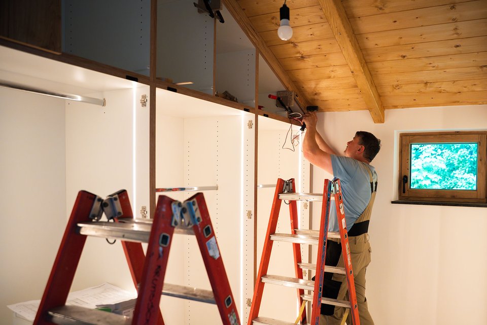 Tischler baut Möbel zusammen