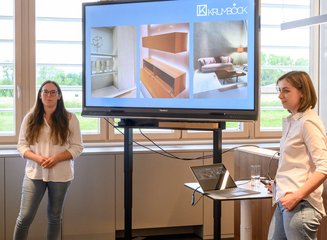 Präsentation der Mitarbeiterinnen der Tischlerei über Interior Trends aus Mailand Grenzenloser Architektenabend