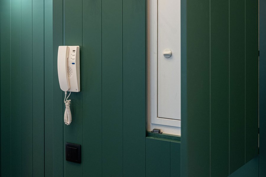 © Wolfgang Stecher/grapple.at Zählerkasten-Verbau unter der Garderobe in einem Vorzimmer in grün
