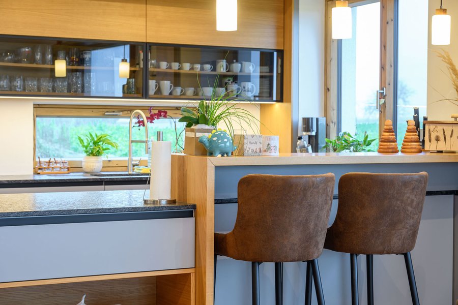 © Wolfgang Stecher/grapple.at Bar integrierte in eine Küche mit zwei Hockern