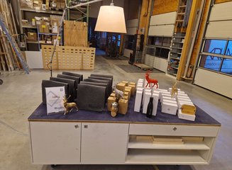 Geschenktisch mit Geschenken für die Mitarbeiter Weihnachtsfeier 2024