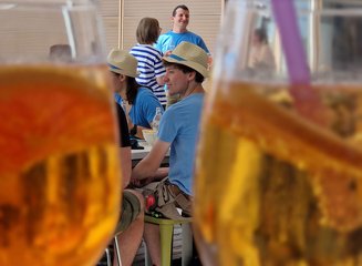 Zwei sommerliche Getränke im Weinglas Sommerfest 2025