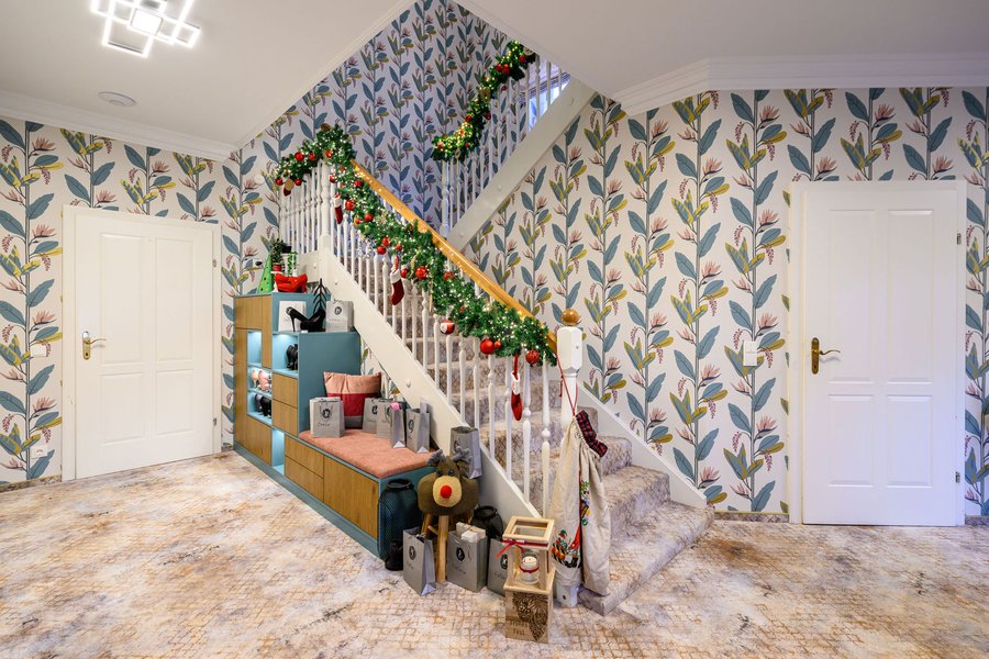 Vorraum mti Blumentapete, Stiegenaufgang und Garderobe