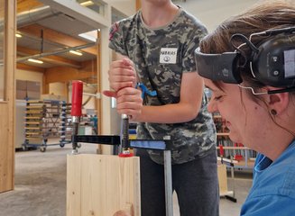 Schüler beim Erstellen einer Bank Volksschule Gerersdorf zu Besuch