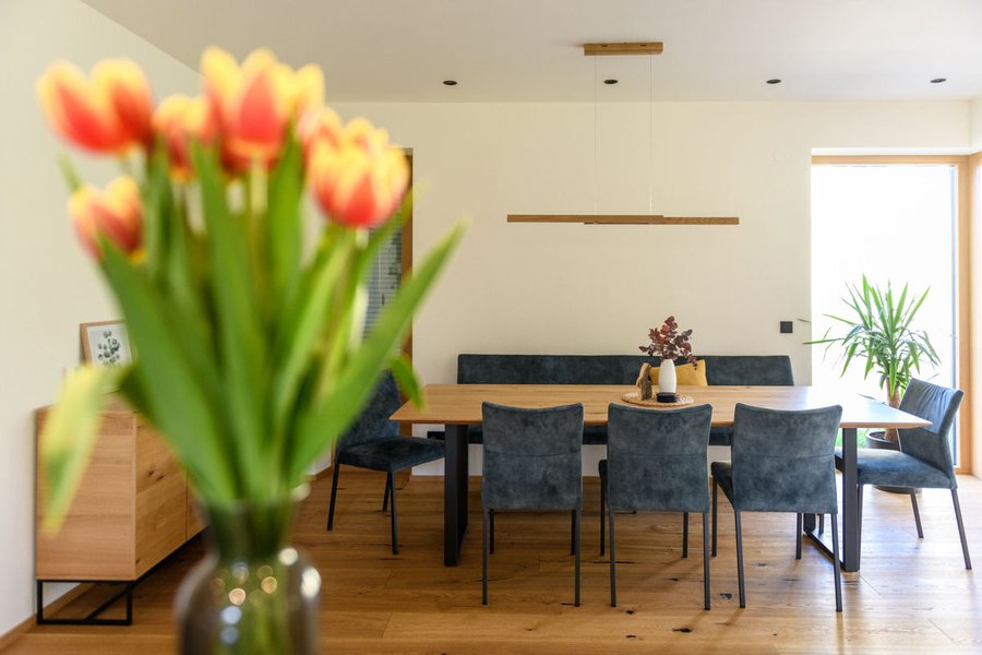 Tulpen in der Küche mit Blick auf den Essbereich