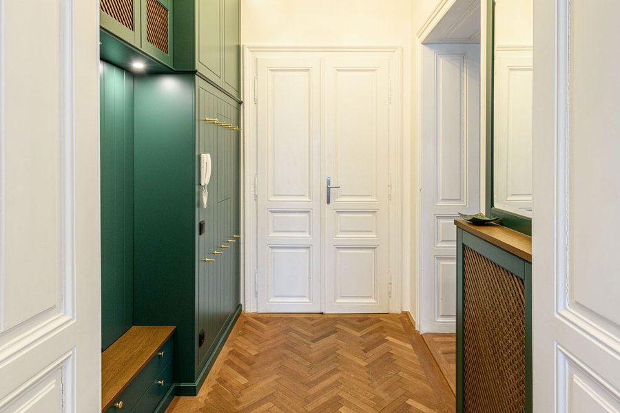© Wolfgang Stecher/grapple.at Vorzimmer in einem Altbau in grün mit Sitzbank, Spiegel und Garderobe