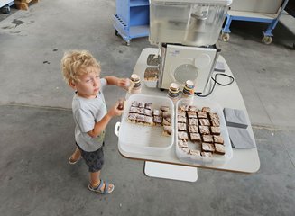 Kind beim Kuchenbuffet Ferienspass in deiner Traditionstischlerei