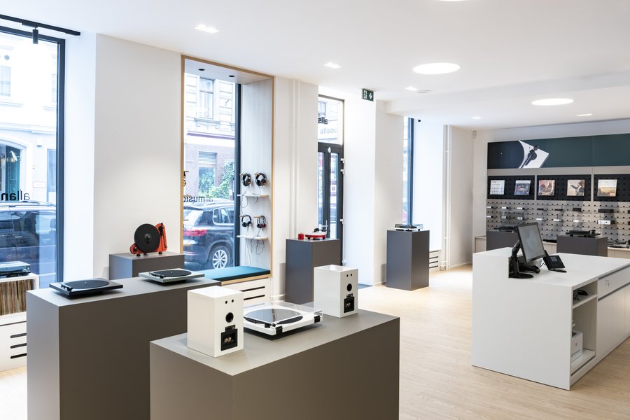 Schauraum des österreichischen HiFi-Herstellers Pro-Ject Audio Systems mit ausgestellten Soundsystemen