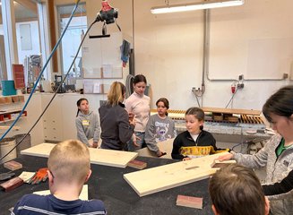 Kinder beim Arbeiten mit Holz Handwerklicher Besuch der Volksschule Hafnerbach