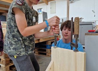 Schüler beim Erstellen einer Bank Volksschule Gerersdorf zu Besuch