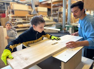 Kinder beim Arbeiten mit Holz Handwerklicher Besuch der Volksschule Hafnerbach