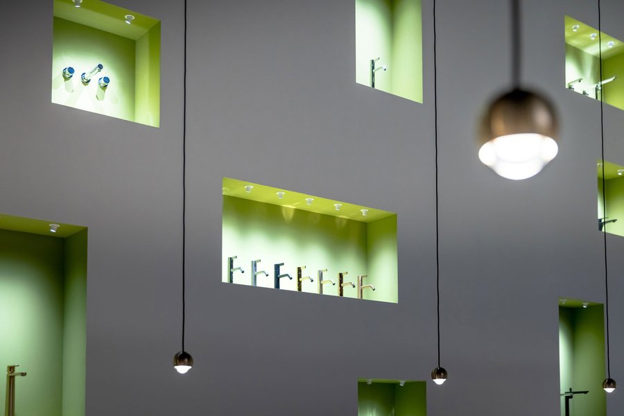 Aussparrungen an der Außenwand des Messestandes mit platzierten Wasserhähnen
