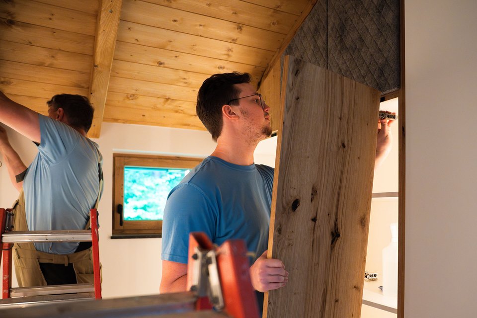 Tischler baut Möbelstück zusammen