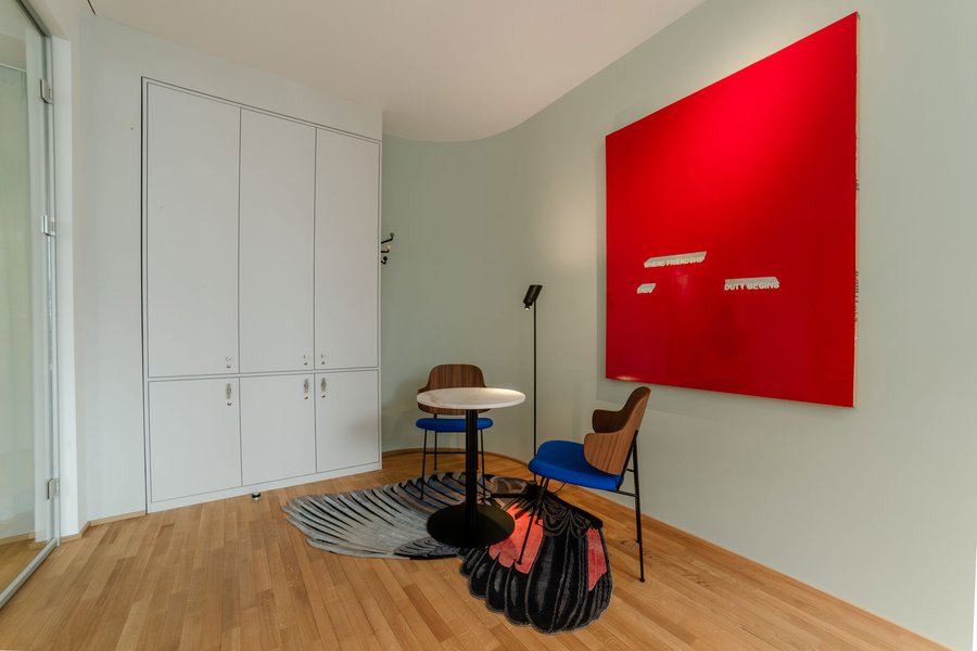 © Bureau EA Kleine Besprechungsecke in einem Brüo mit einem Tisch und zwei Sesseln