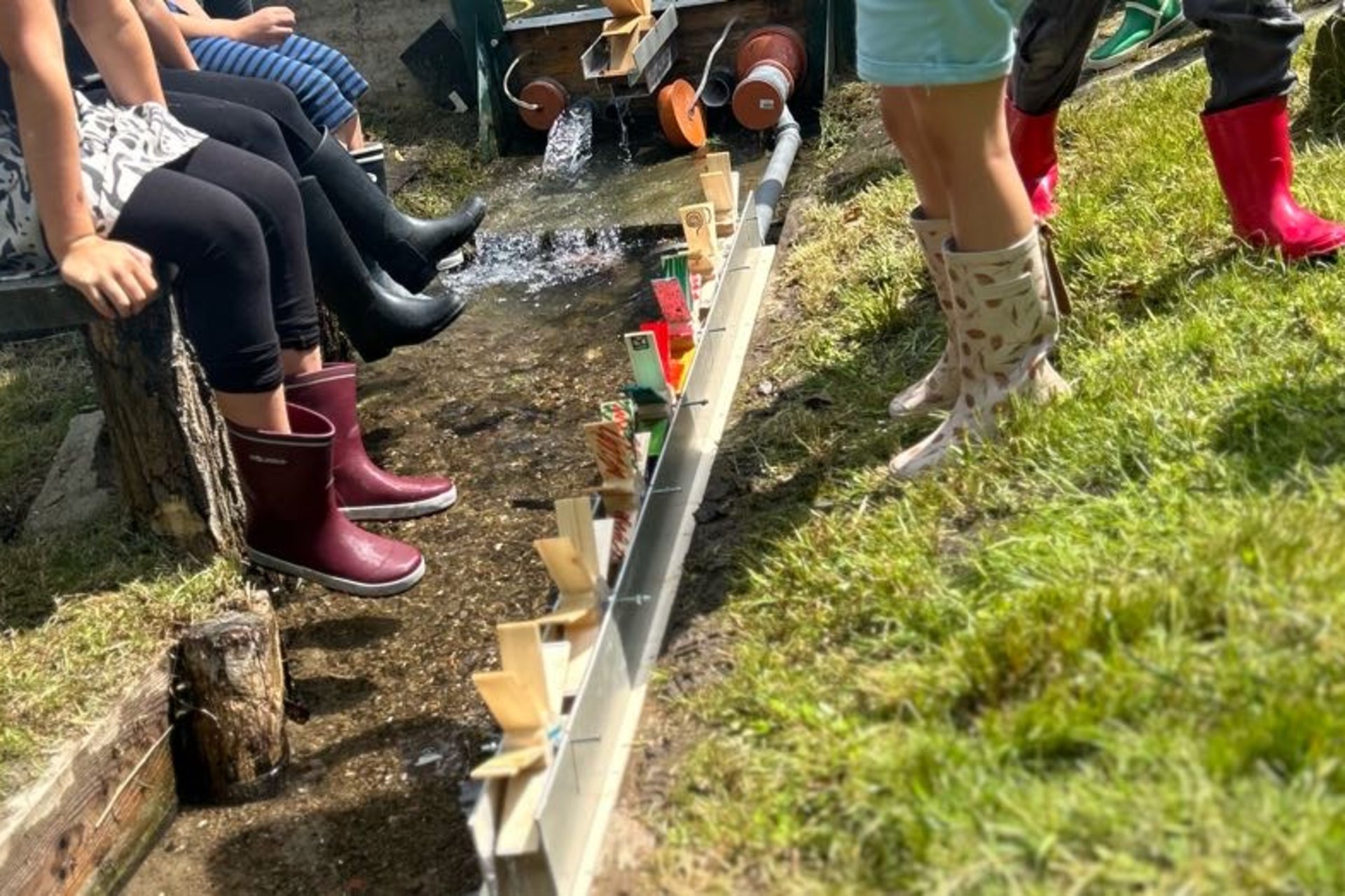 Wasserräder aus Holz stehen in einem Bach
