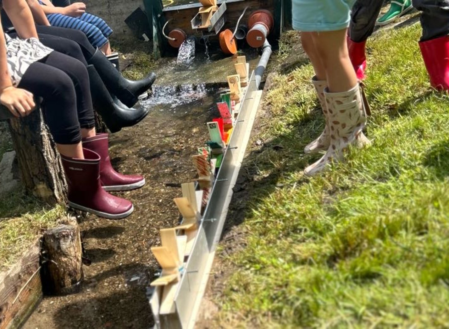 Wasserräder aus Holz stehen in einem Bach