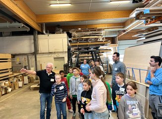 Kinder bei einer Führung in einer Tischlerei Handwerklicher Besuch der Volksschule Hafnerbach