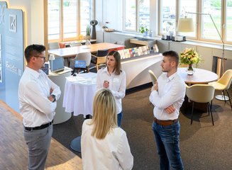 Gespräch des Team Krumböck am Empfang Grenzenloser Architektenabend